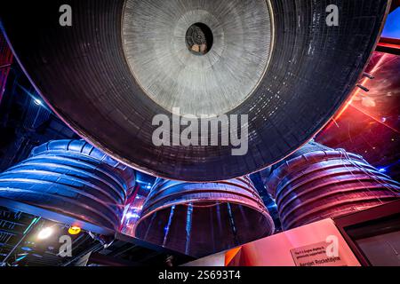 WASHINGTON DC — L'exposition destination Moon du Smithsonian National Air and Space Museum utilise une combinaison de moteurs F-1 réels et de miroirs pour créer l'effet visuel des cinq boosters du premier étage d'une fusée Saturn V. La technique d'affichage démontre la configuration des moteurs massifs qui ont propulsé les missions Apollo vers la Lune. Banque D'Images