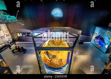 Musée de l'air et de l'espace Smithsonian National Mall | WASHINGTON D.C., États-Unis — une vue de dessus donne sur le module de commande Apollo 11 Columbia, exposé dans la galerie destination Moon au National Air and Space Museum sur le National Mall. Le vaisseau spatial a transporté les astronautes Neil Armstrong, Buzz Aldrin et Michael Collins sur Terre après le premier atterrissage sur la Lune en équipage en 1969, et Collins a plus tard dirigé la construction du musée lui-même. Banque D'Images