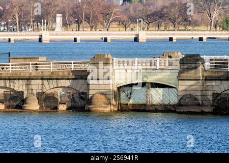 WASHINGTON DC — le côté du Potomac du pont Inlet Bridge offre une vue sur le Tidal Basin. Cette structure historique, construite en 1908-1909, continue de réguler le débit d'eau entre le bassin de marée et le canal de Washington. Le pont représente une infrastructure civique du début du XXe siècle qui reste fonctionnelle après plus d'un siècle. Banque D'Images