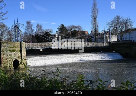 Pont piétonnier Mill passage traversant la rivière Leam dans Jephson Gardens - Royal Lemington Spa Banque D'Images