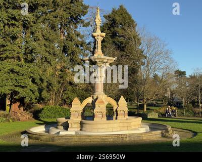 La fontaine Hitchman, classée Grade II, se trouve dans les jardins Jephson du Royal Lemington Spa Banque D'Images