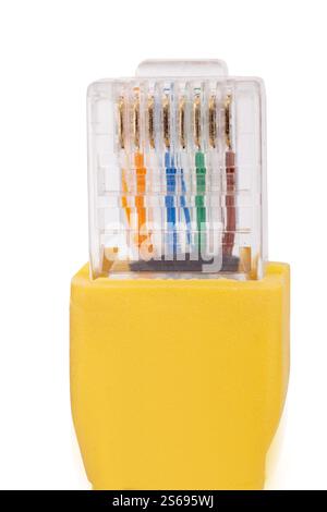 Gros plan du connecteur du câble Ethernet jaune Banque D'Images