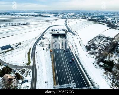 Un tunnel dans le village de Dziekanowice couvert de neige en hiver sur la nouvelle autoroute à voies multiples S52 en Pologne, a ouvert le 23 décembre 2024. Partie de la rocade Ar Banque D'Images