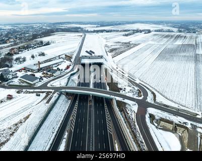 Un tunnel dans le village de Dziekanowice couvert de neige en hiver sur la nouvelle autoroute à voies multiples S52 en Pologne, a ouvert le 23 décembre 2024. Partie de la rocade Ar Banque D'Images