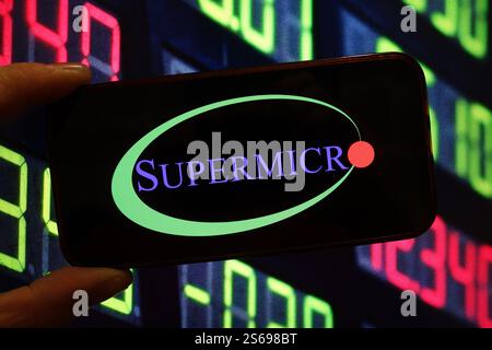 Dans cette illustration photo, le logo de la société Supermicro est affiché sur l'écran d'un smartphone. Banque D'Images