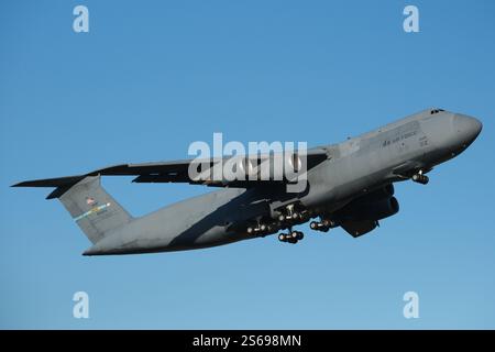 USAF C-5M Super Galaxy décollant de l'aéroport de Prestwick en Écosse en janvier 2025 - Prestwick est un important centre de transport de fret militaire américain Banque D'Images