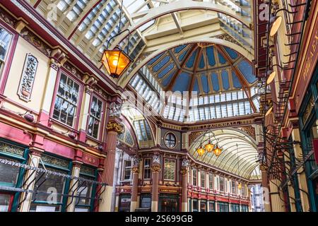 Leadenhall Market : marché historique à l'architecture victorienne ornée. Londres, Royaume-Uni, 20 mai 2023 Banque D'Images