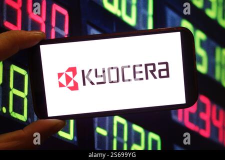 Pologne. 16 janvier 2025. Dans cette illustration photo, le logo de la société Kyocera est affiché sur l'écran d'un smartphone. (Photo de Piotr SWAT/SOPA images/SIPA USA) *** strictement à des fins éditoriales *** crédit : SIPA USA/Alamy Live News Banque D'Images
