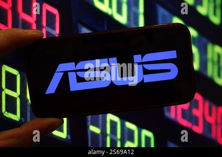 Pologne. 16 janvier 2025. Dans cette illustration photo, le logo de la société ASUS est affiché sur l'écran d'un smartphone. (Crédit image : © Piotr SWAT/SOPA images via ZUMA Press Wire) USAGE ÉDITORIAL SEULEMENT! Non destiné à UN USAGE commercial ! Banque D'Images