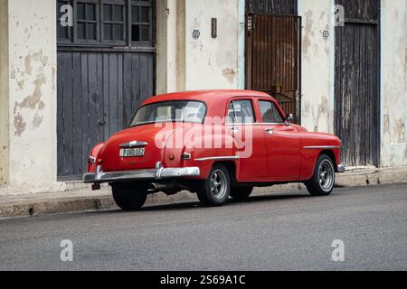LA HAVANE, CUBA - 28 AOÛT 2023 : vue arrière de Plymouth Cambridge 1951 ancienne voiture américaine dans les Caraïbes, Cuba Banque D'Images