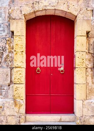 Porte en bois rouge dans la vieille ville de Mdina, Malte Banque D'Images