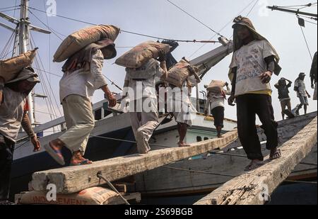 09.08.2009, Jakarta, Indonésie, Asie - les travailleurs des quais chargent des marchandises sur un voilier cargo (Pinisi) dans le vieux port de Sunda Kelapa dans le district de P Banque D'Images