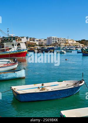 Bateaux de pêche dans le port de Marsaxlokk, Malte Banque D'Images