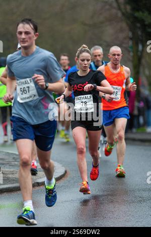 Les athlètes féminines qui courent et participent à la course sur route du semi-marathon de Bath sont photographiées alors qu'elles courent vers la ligne d'arrivée. Banque D'Images
