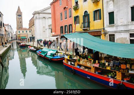VENISE, ITALIE - 14 FÉVRIER 2015 : fruits et légumes sont vendus à partir du bateau sur le canal. Banque D'Images