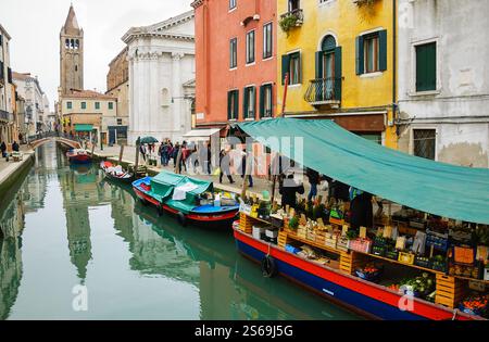 VENISE, ITALIE - 14 FÉVRIER 2015 : fruits et légumes sont vendus à partir du bateau sur le canal. Banque D'Images