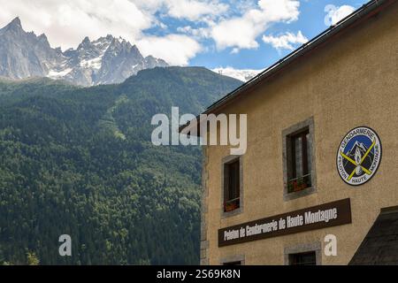 Partie haute du bâtiment Chamonix High Mountain Rescue avec le massif du Mont Blanc en arrière-plan, en été, Chamonix, haute Savoie, France Banque D'Images