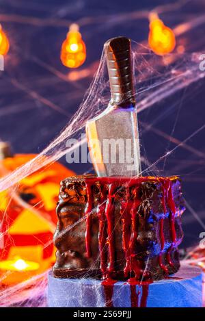 Nourriture sucrée d'Halloween avec du faux sang. Table colorée avec décoration. Concept de fête d'Halloween. Banque D'Images