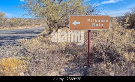 Un panneau indiquant le chemin de la ruine Pithouse au Montezuma Well National Monument Arizona. Banque D'Images