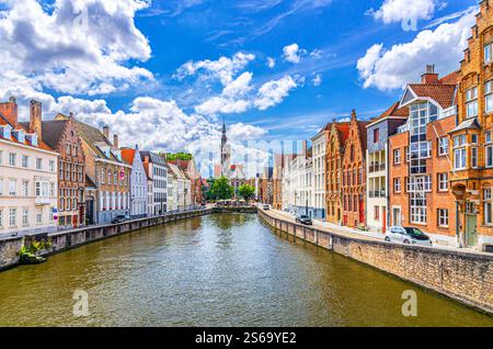 Canal d'eau Spiegelrei, Poortersloge Burghers' Lodge tour et bâtiments médiévaux sur le remblai dans le quartier de la vieille ville de Bruges dans la ville de Bruges His Banque D'Images