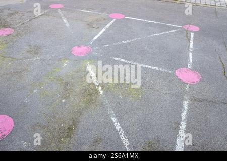 jeux pour enfants peints colorés dans une cour de jeux d'école Banque D'Images