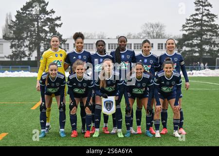 Joueurs du Paris FC avec la gardienne Ines marques (1) du Paris FC, Nicole Davis Deja (4) du Paris FC, Melween Ndongala (2) du Paris FC, Teninsoun Sissoko (5) du Paris FC, Clara Mateo (10) du Paris FC, Gaetane Thiney (7) du Paris FC, Margaux le Mouel (6) du Paris FC, Daphne Corboz (8) du Paris FC, Lou Bogaert (3), Kessya Bussy (11 ans) du Paris FC et Mathilde Bourdieu (9 ans) du Paris FC posent pour une photo d'équipe lors de la 16e finale de la Coupe de France féminine en saison 2024 - 2025 entre le RC Roubaix Wervicq féminin et le Paris FC le 15 janvier 2025 à Roubaix, France. (Photo de David Ca Banque D'Images
