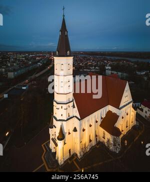Siauliai, Lituanie - 12 novembre 2024 : survol aérien de l'église catholique romaine illuminée des Saints Pierre et Paul. Siauliai City est un des principaux sites d'intérêt an Banque D'Images
