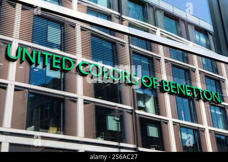 Londres, Royaume-Uni - 12 août 2024 : le logo United Colors of Benetton au-dessus de l'entrée de leur magasin sur Oxford Street à Londres, Royaume-Uni. Banque D'Images