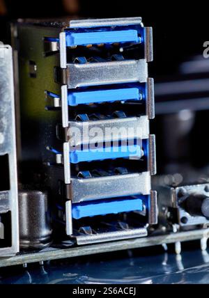 Macro-plan détaillé de plusieurs ports USB 3,0 sur une carte mère d'ordinateur, mettant en évidence les connecteurs bleus et le boîtier métallique. Convient pour l'illustration Banque D'Images