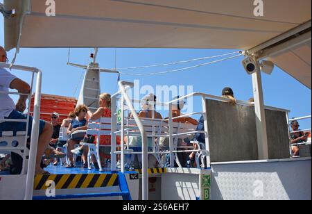 Sarande, Albanie - 6 juin 2024. Les voyageurs d'une journée prennent un ferry le matin pour la vieille ville de Corfou en Grèce pour une journée Banque D'Images