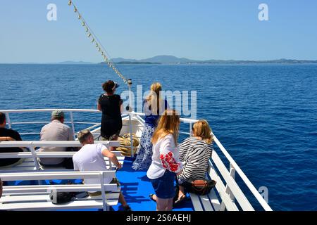 Sarande, Albanie - 6 juin 2024. Les voyageurs d'une journée prennent un ferry le matin pour la vieille ville de Corfou en Grèce pour une journée. Le paysage de Corfou est à l'horizon Banque D'Images