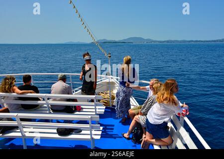 Sarande, Albanie - 6 juin 2024. Les voyageurs d'une journée prennent un ferry le matin pour la vieille ville de Corfou en Grèce pour une journée. Le paysage de Corfou est à l'horizon Banque D'Images