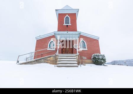 Église sur la colline dans la neige Banque D'Images