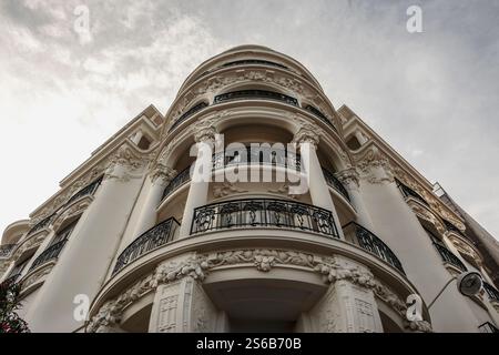 Vue en bas angle des balcons incurvés de l'hôtel, Nice, France Banque D'Images