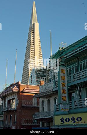 Transamerica Pyramid Towers sur le bâtiment orné de trois étages de Chinatown à San Francisco Banque D'Images