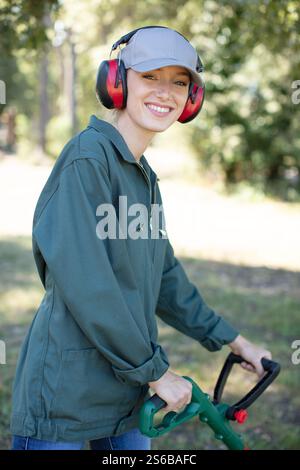 jeune femme jardinier happy brossage Banque D'Images