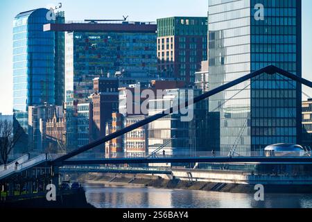 Rhein BEI Düsseldorf, Häuser im Medienhafen, Rad- und Gehwegbrücke über den Hafenkanal, NRW, Deutschland Medienhafen *** Rhin près de Düsseldorf, maisons dans le port des médias, vélo et pont piétonnier sur le canal du port, NRW, Allemagne Port des médias Banque D'Images