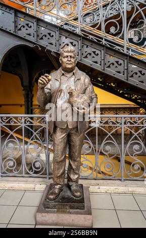 Budapest, Hongrie, 29 août 2022. Au marché central de tir vertical avec la statue représentant le dicton de est-ce mieux un œuf aujourd'hui ou un chic Banque D'Images