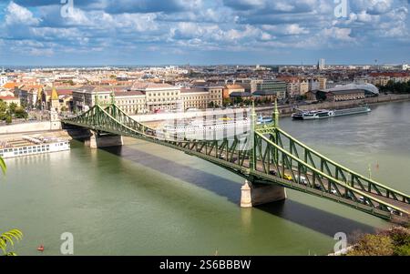 Budapest, Hongrie, 29 août 2022. Plan du pont Liberty avec vue aérienne. Panorama de la ville, grands bateaux touristiques amarrés le long de la rive du Da Banque D'Images