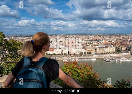 Budapest, Hongrie, 29 août 2022. Une femme d'âge mûr s'inspire du magnifique paysage urbain du haut de la colline, elle s'est arrêtée pour l'observer. BE Banque D'Images