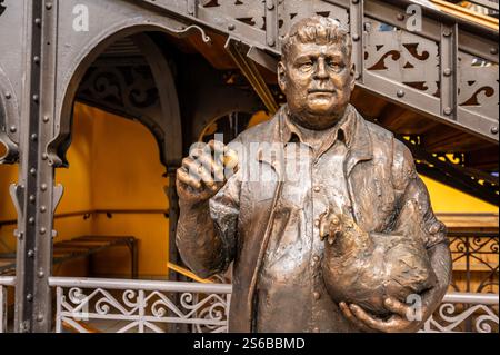 Budapest, Hongrie, 29 août 2022. Au marché central shooter avec la statue représentant le dicton de est-ce mieux un œuf aujourd'hui ou un tomor de poulet Banque D'Images