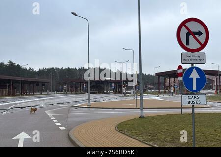 Polowce, Pologne. 16 janvier 2025. Une route mène à un passage à la frontière avec la Biélorussie, qui sera fermée en 2023 pour des raisons de sécurité. Crédit : Ansgar Haase/dpa/Alamy Live News Banque D'Images