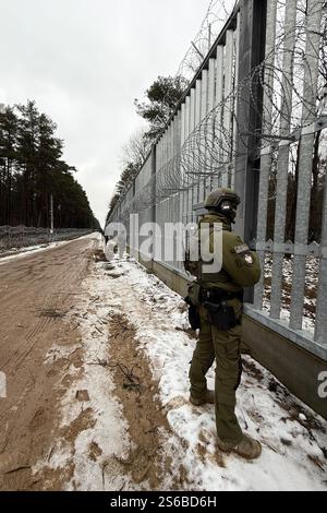 Polowce, Pologne. 16 janvier 2025. Les gardes-frontières polonais se tiennent du côté polonais de la clôture à la frontière avec la Biélorussie. La clôture à la frontière extérieure de l'UE a été érigée pour empêcher le franchissement illégal des frontières. La Pologne accuse la Biélorussie et la Russie de faire passer délibérément clandestinement des migrants à la frontière afin de déstabiliser l'UE. Crédit : Ansgar Haase/dpa/Alamy Live News Banque D'Images