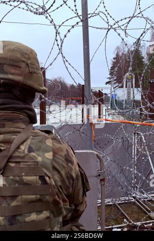 Polowce, Pologne. 16 janvier 2025. Un soldat polonais monte la garde à un passage de la frontière avec le Bélarus, qui a été fermée en 2023 pour des raisons de sécurité. Crédit : Ansgar Haase/dpa/Alamy Live News Banque D'Images