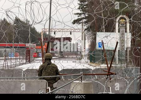 Polowce, Pologne. 16 janvier 2025. Un soldat polonais monte la garde à un passage de la frontière avec le Bélarus, qui a été fermée en 2023 pour des raisons de sécurité. Crédit : Ansgar Haase/dpa/Alamy Live News Banque D'Images