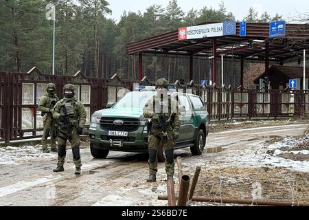 Polowce, Pologne. 16 janvier 2025. Les gardes-frontières polonais se tiennent à un passage de la frontière avec la Biélorussie, qui sera fermé en 2023 pour des raisons de sécurité. Crédit : Ansgar Haase/dpa/Alamy Live News Banque D'Images