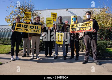 Los Angeles, États-Unis. 16 janvier 2025. Des membres de la section LOS ANGELES du mouvement Sunrise, un groupe de justice climatique qui fait campagne contre les combustibles fossiles, ont occupé les bureaux du Cal OSHA Star site de la raffinerie Phillips 66 à Los Angeles, Californie, le 16 janvier 2025. Les activistes disent que le gros pétrole crée un changement climatique catastrophique qui augmente les risques de catastrophes naturelles telles que les incendies et qu'ils devraient être tenus responsables. (Photo de Jacob Lee Green/Sipa USA) crédit : Sipa USA/Alamy Live News Banque D'Images