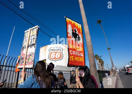 Los Angeles, États-Unis. 16 janvier 2025. Des membres de la section LOS ANGELES du mouvement Sunrise, un groupe de justice climatique qui fait campagne contre les combustibles fossiles, ont occupé les bureaux du Cal OSHA Star site de la raffinerie Phillips 66 à Los Angeles, Californie, le 16 janvier 2025. Les activistes disent que le gros pétrole crée un changement climatique catastrophique qui augmente les risques de catastrophes naturelles telles que les incendies et qu'ils devraient être tenus responsables. (Photo de Jacob Lee Green/Sipa USA) crédit : Sipa USA/Alamy Live News Banque D'Images