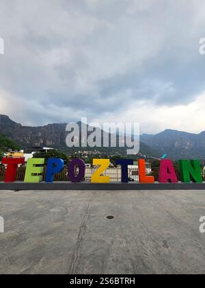 Tepoztlan, Morelos, Mexique - 7 novembre 2024 : ville magique Tepoztlan à Morelos, Mexique. Destination touristique populaire pour son climat chaud et la pyramide Banque D'Images