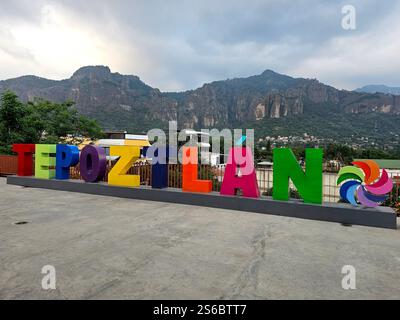 Tepoztlan, Morelos, Mexique - 7 novembre 2024 : ville magique Tepoztlan à Morelos, Mexique. Destination touristique populaire pour son climat chaud et la pyramide Banque D'Images